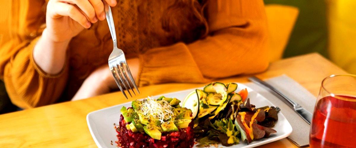 2. ¿Cuál es el precio medio de los platos en los restaurantes vegetarianos veganos?