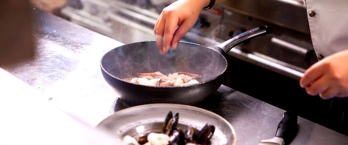3. ¿Qué tipo de programas de formación ofrecen las escuelas de cocina en Roquetas de Mar?