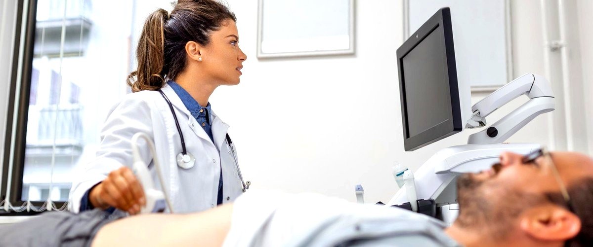 ¿A qué tipo de especialista debo acudir si presento ginecomastia?