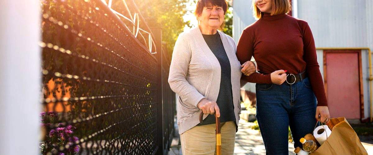 ¿Cómo puedo solicitar una plaza en una residencia de ancianos en Santiago de Compostela, La Coruña?