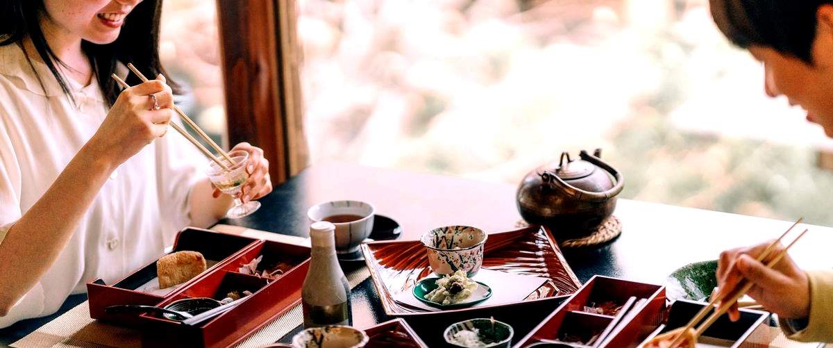 ¿Cómo se debe comer correctamente en un restaurante japonés?