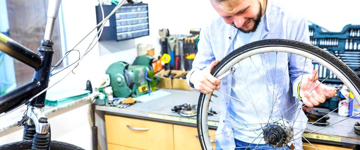 ¿Cómo se les llama a las personas que reparan bicicletas en los talleres de Pamplona (Navarra)?