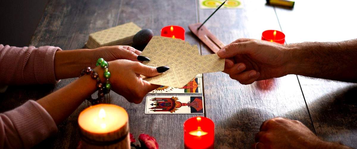 ¿Cómo se llama la persona que realiza lecturas de tarot en Gerona?