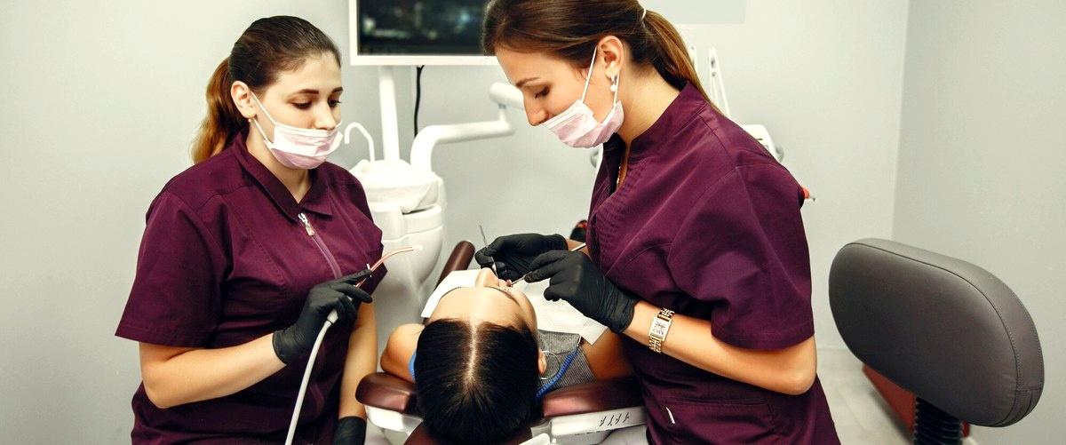 ¿Cómo se llaman las personas que ayudan a los dentistas?