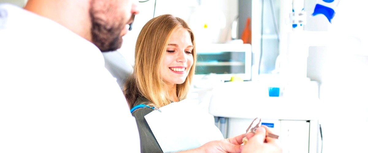 ¿Cómo se llaman los profesionales que asisten a los dentistas?