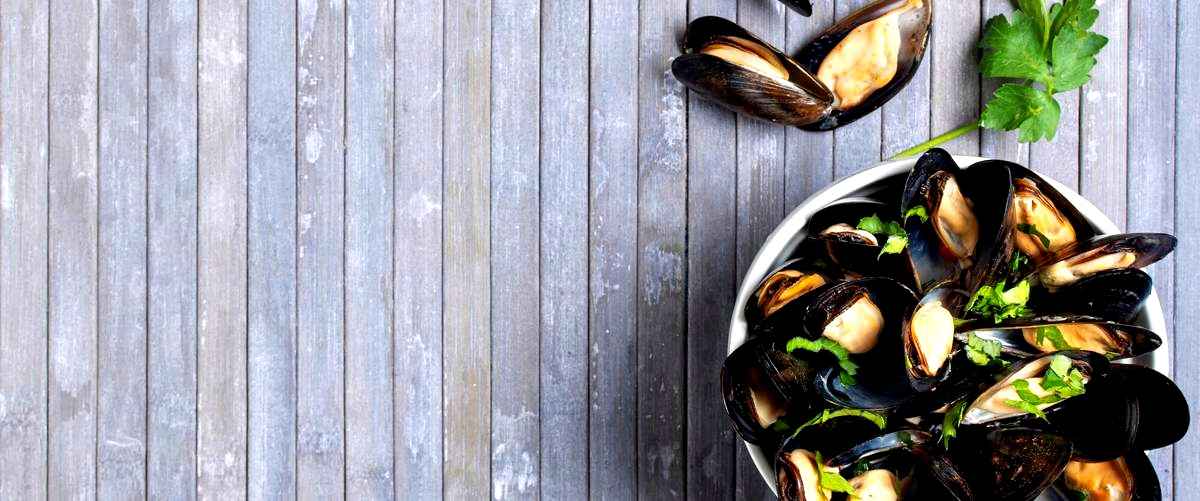 ¿Cómo se preparan y presentan los mejillones en los restaurantes de Roquetas de Mar?