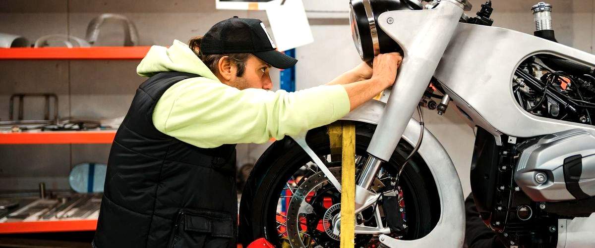 ¿Cuál es el nombre de la profesión que se encarga de reparar motos en España?