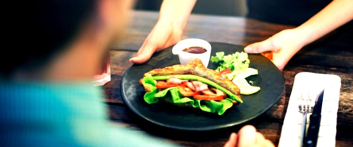 ¿Cuál es el precio medio de los platos en los restaurantes vegetarianos y veganos en Lugo?