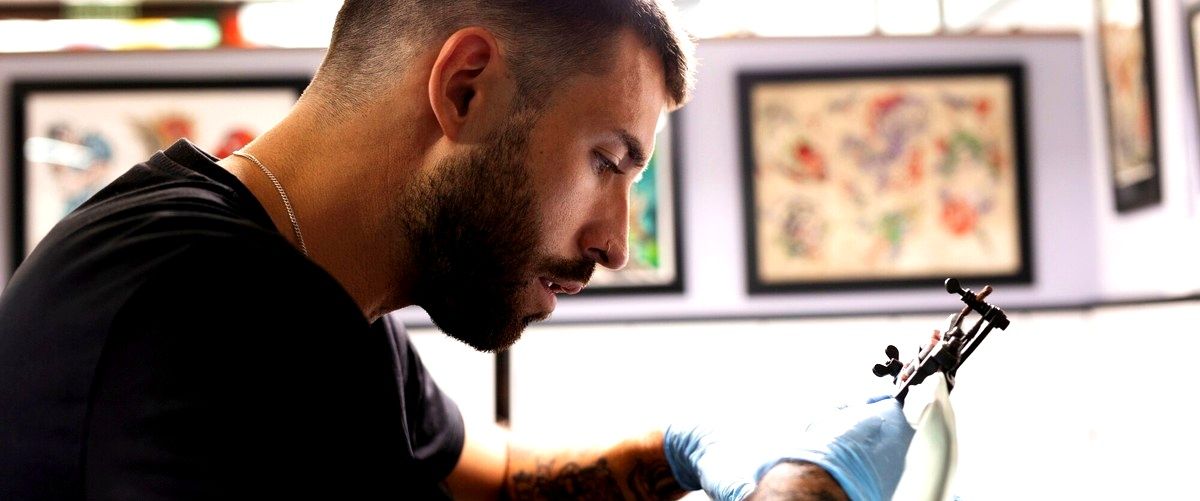 ¿Cuál es el precio promedio que cobra un tatuador en Barcelona por un tatuaje pequeño?