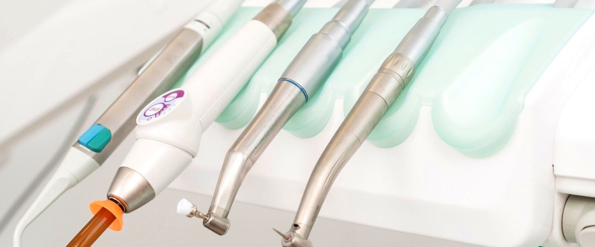 ¿Cuál es el proceso de colocación de un implante dental?