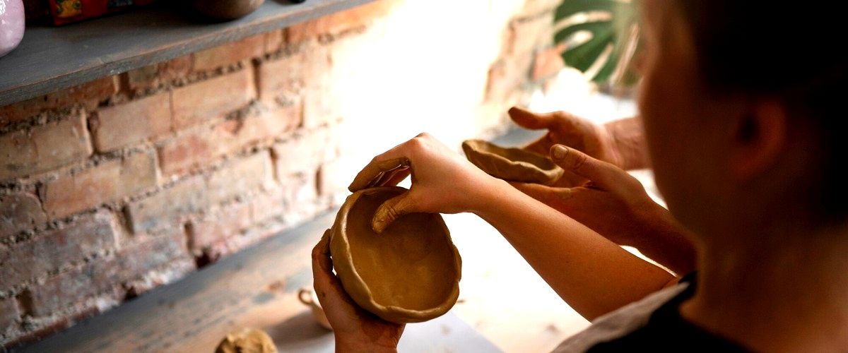 ¿Cuál es el proceso de creación de piezas de cerámica en estos talleres?