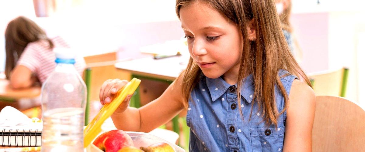 ¿Cuál es la capacidad de los comedores escolares en Roquetas de Mar?