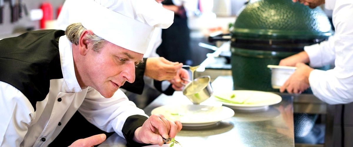 ¿Cuál es la diferencia entre estudiar cocina en una escuela tradicional y en una escuela de hostelería en Tarragona?