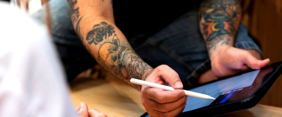 ¿Cuál es la diferencia entre un tatuaje en color y un tatuaje en blanco y negro en Guadalajara?