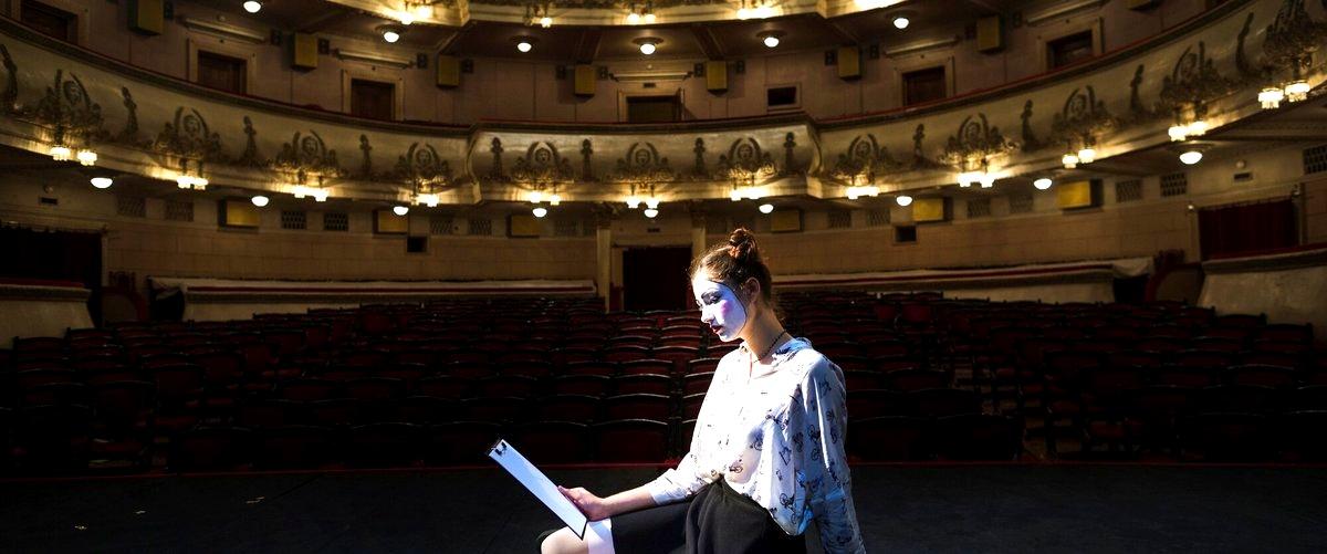 ¿Cuál es la duración promedio de los cursos de formación teatral en Almería?