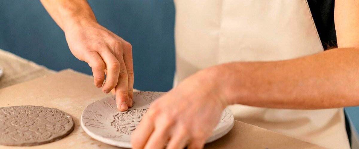 ¿Cuál es la edad mínima para participar en un taller de cerámica en Jaén?