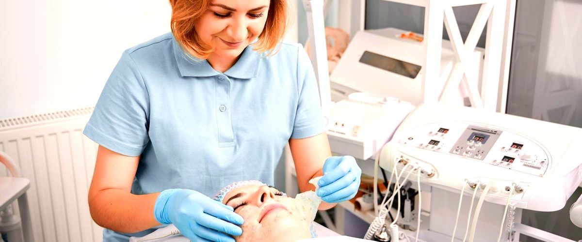 ¿Cuál es la formación y experiencia de los dermatólogos en Zaragoza?