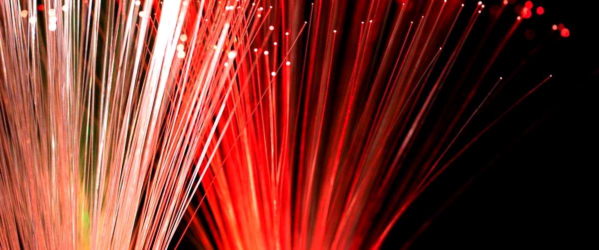 ¿Cuál es la tecnología utilizada para la transmisión de internet a través de fibras ópticas?