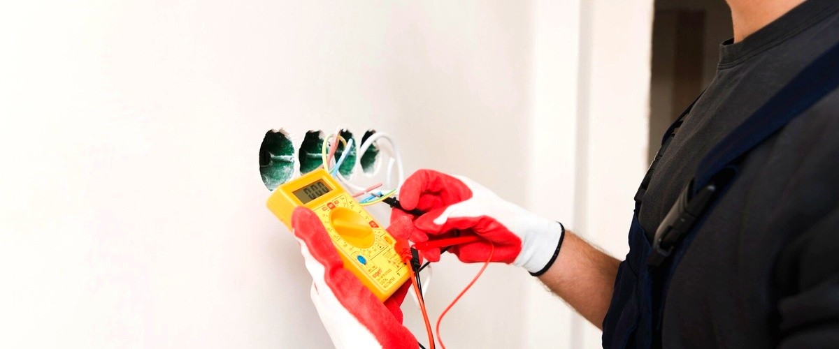 ¿Cuáles son las precauciones de seguridad que debe tomar un electricista en su trabajo?