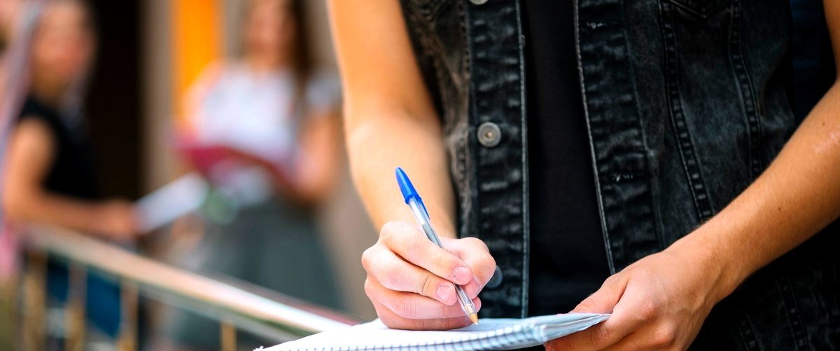 ¿Cuáles son las principales características de la educación secundaria en La Coruña?