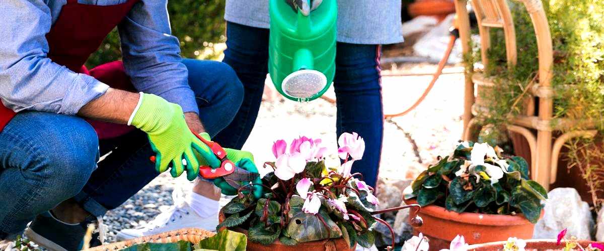 ¿Cuáles son las tareas comunes que realiza un jardinero?