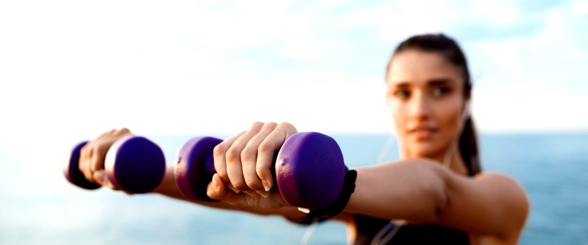 ¿Cuáles son los beneficios de entrenar en un gimnasio en Roquetas de Mar?