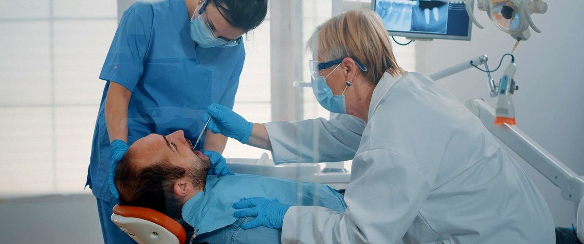 ¿Cuáles son los cuidados posteriores a la colocación de implantes dentales en Lérida?