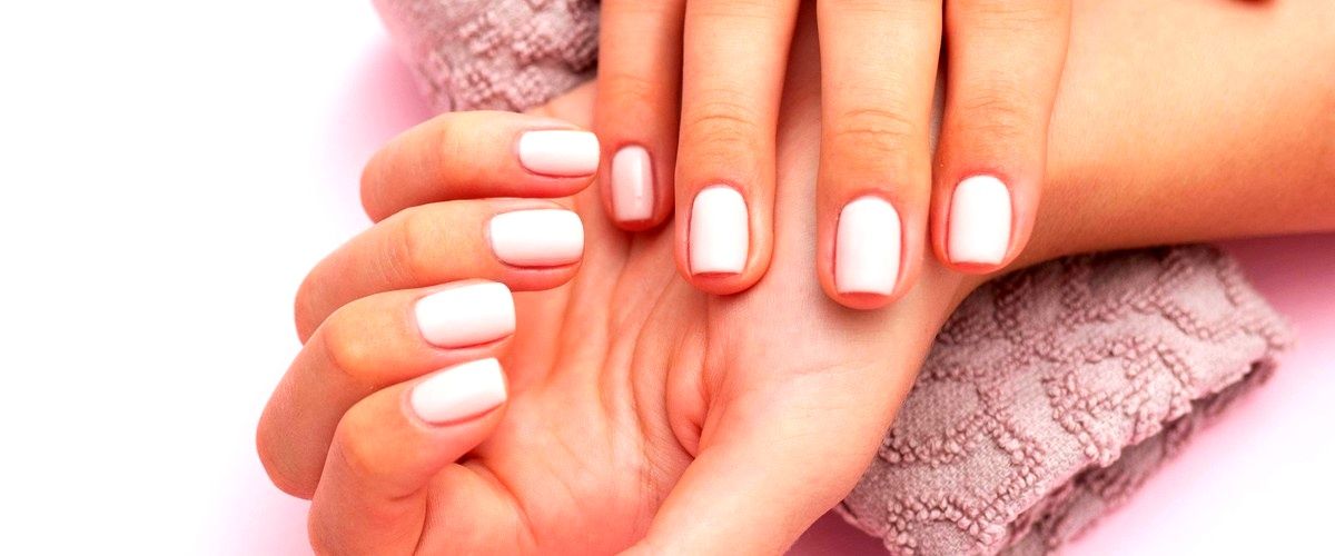 ¿Cuáles son los diferentes tipos de esmaltado de uñas disponibles en Soria?