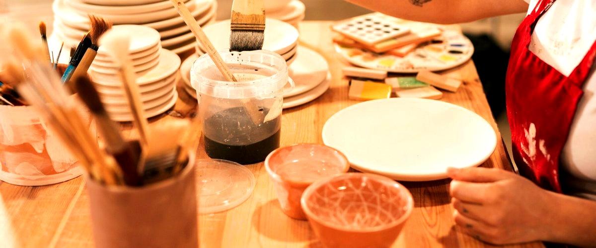¿Cuáles son los materiales básicos necesarios para practicar cerámica en casa?