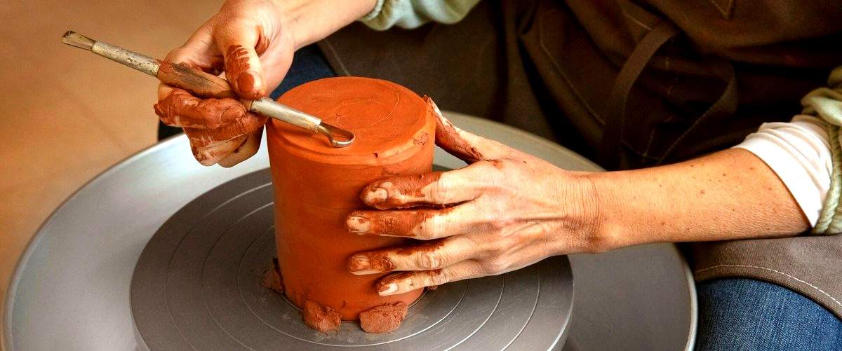 ¿Cuáles son los materiales y herramientas básicas necesarias para hacer cerámica?