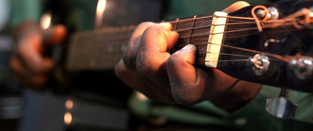 ¿Cuáles son los nombres de los instrumentos musicales que se pueden encontrar en las tiendas de guitarras en Granada?