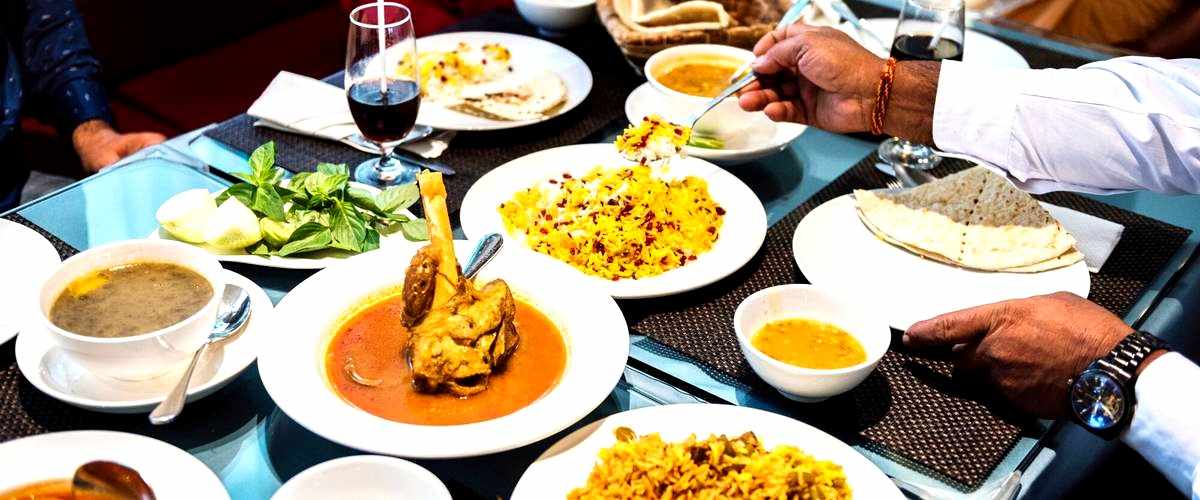 ¿Cuáles son los platos más populares de la gastronomía india en estos restaurantes?