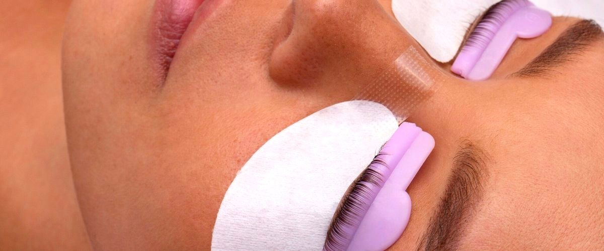 ¿Cuáles son los posibles riesgos o efectos secundarios del microblading en las cejas?