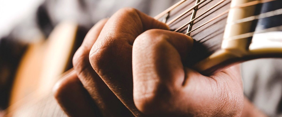 ¿Cuáles son los precios medios de las guitarras en las tiendas de Lorca?