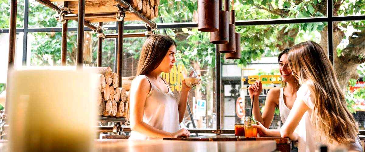 ¿Cuáles son los precios medios de los platos en un restaurante indio?