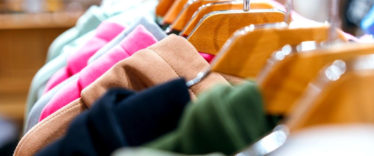 ¿Cuáles son los precios medios de los vestidos en las tiendas de Lugo?