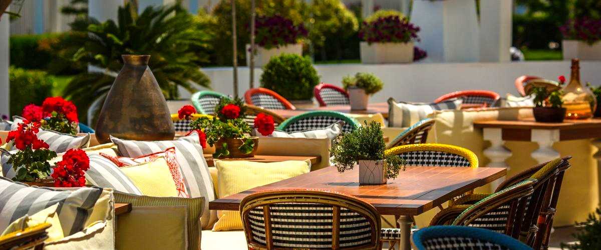 ¿Cuáles son los precios medios para una estadía en un hotel en Sevilla?