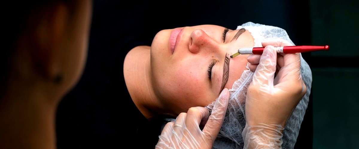 ¿Cuáles son los riesgos asociados con el microblading?