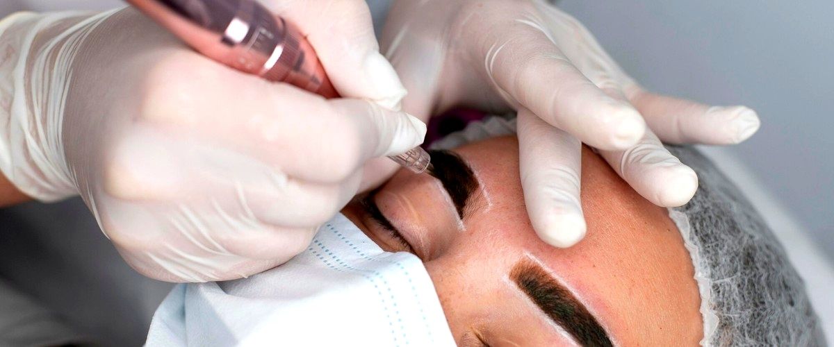 ¿Cuáles son los riesgos y complicaciones asociados con el microblading?