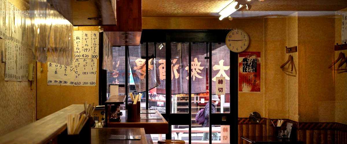 ¿Cuáles son los servicios típicos que ofrecen los restaurantes japoneses?