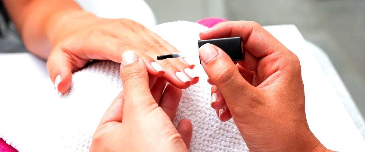 ¿Cuánto debería cobrar por un servicio de manicura rusa en La Coruña?