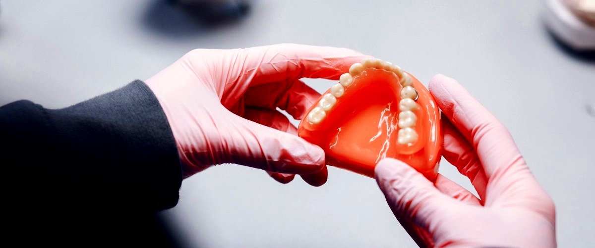 ¿Existen riesgos o complicaciones asociados a los implantes dentales?