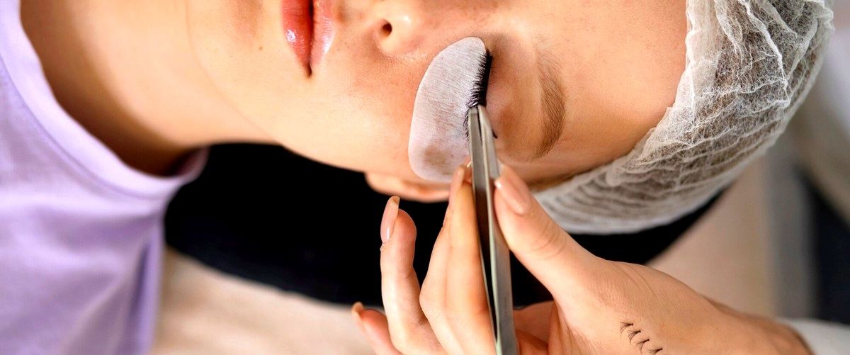 ¿Existen riesgos o efectos secundarios asociados al microblading?