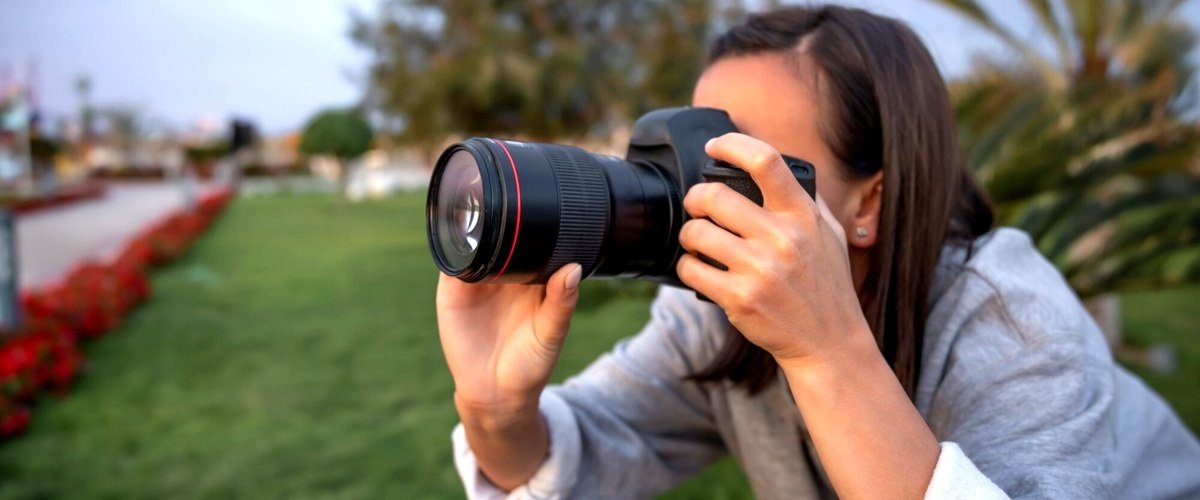 ¿Los cursos de fotografía en Elche incluyen prácticas o salidas fotográficas?