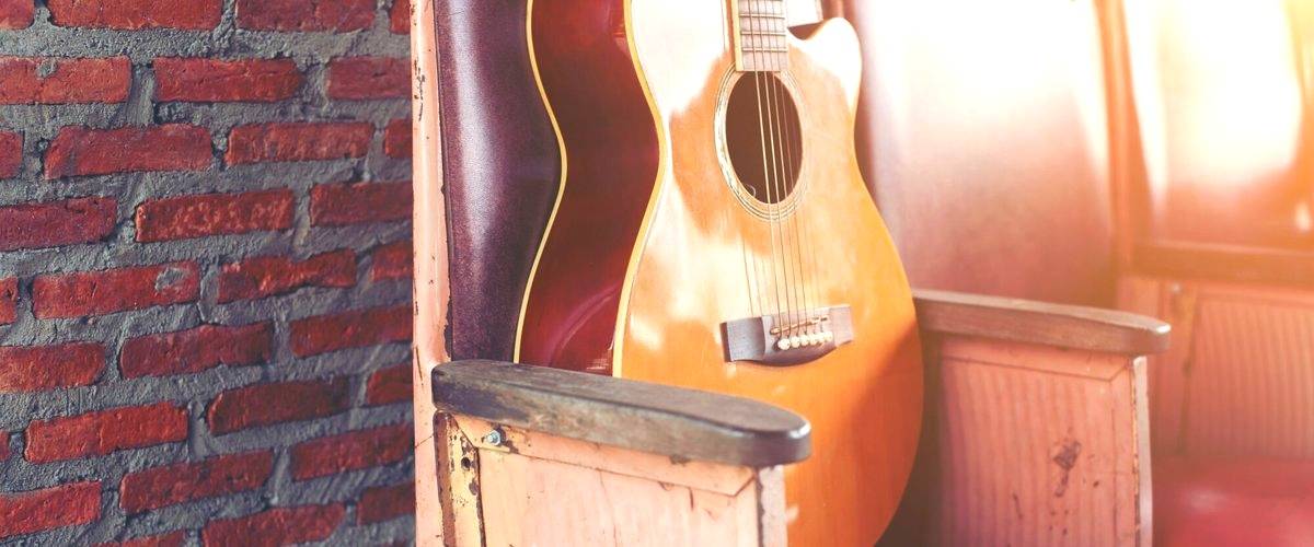 ¿Ofrecen clases de guitarra en estas tiendas?