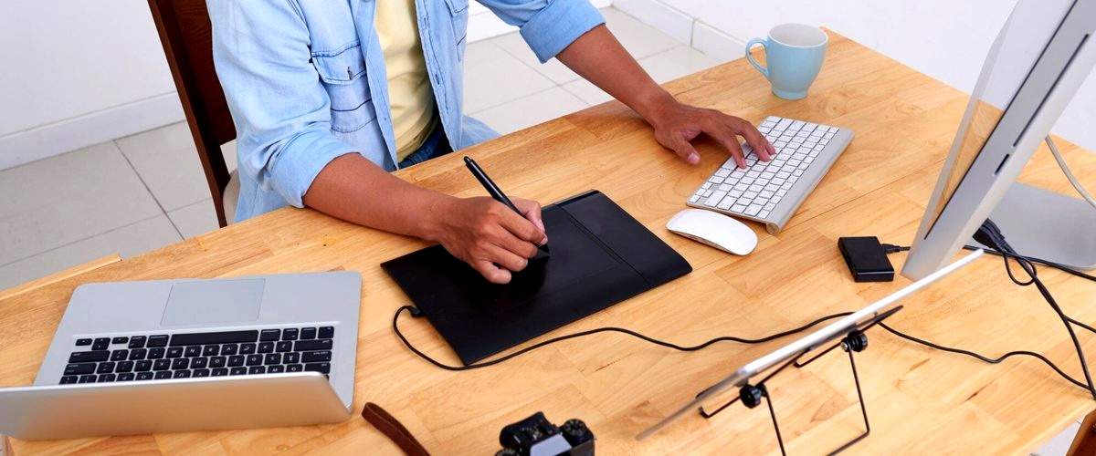 ¿Puedo encontrar productos de tecnología además de computadoras en estas tiendas de informática en Santander?