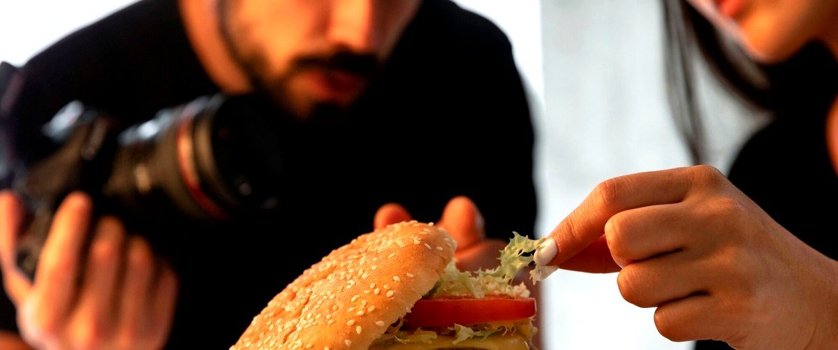 ¿Qué acompañamientos se suelen servir con las hamburguesas en San Sebastián de los Reyes?