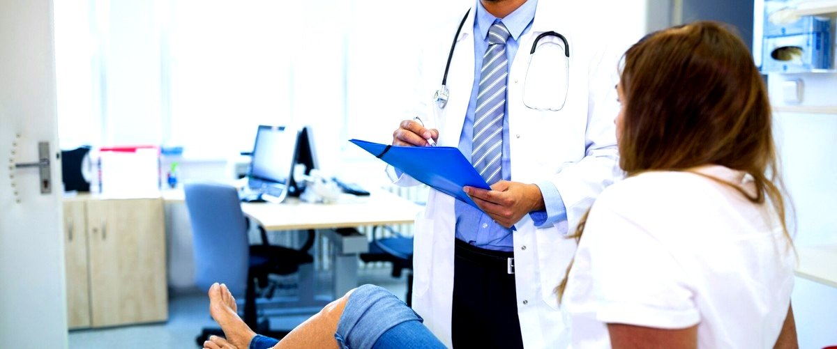 ¿Qué especialista se encarga del tratamiento de las várices en las piernas?
