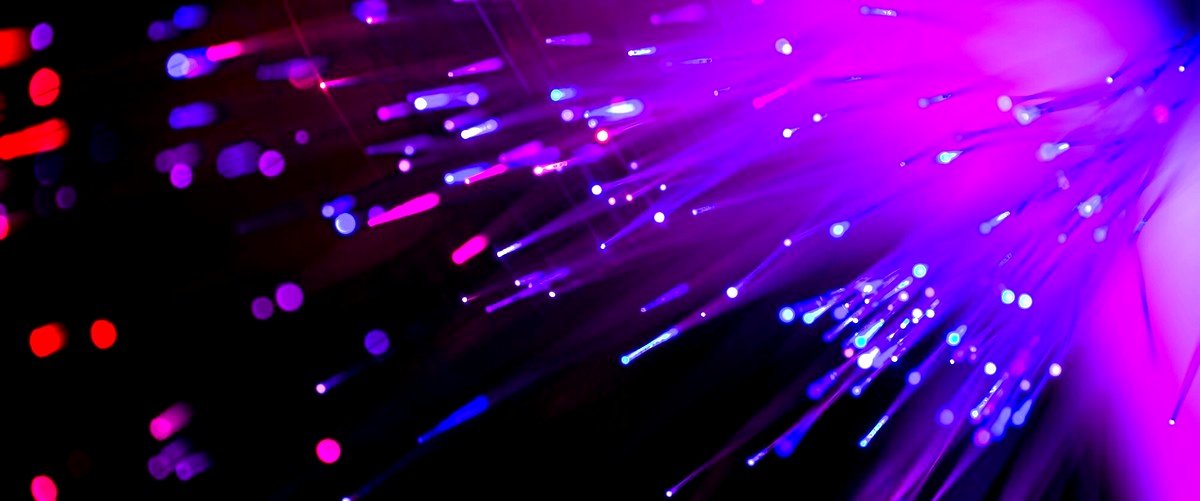 ¿Qué factores influyen en la velocidad de conexión de una fibra óptica?