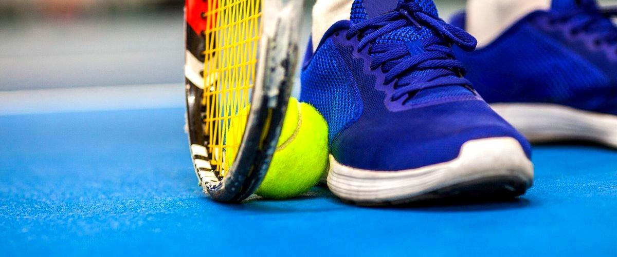 ¿Qué marcas de equipos y accesorios de Padel se pueden encontrar en las tiendas de Almería?